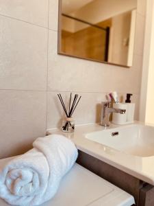 ein Badezimmer mit einem Handtuch auf einem Waschbecken in der Unterkunft White Truffle Pula in Marčana