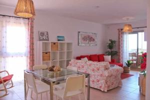 ein Wohnzimmer mit einer Couch und einem Glastisch in der Unterkunft Casa Camille Vista al Mar in Costa de Antigua