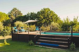 einen Pool mit Treppen, Stühlen und einem Sonnenschirm in der Unterkunft Trullo Dimora Vassili in Antonelli