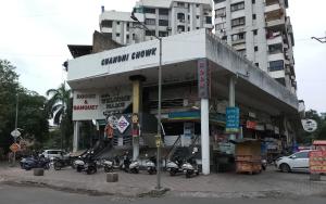 een tankstation met motoren die voor het station geparkeerd staan bij HOTEL WELCOME in Surat