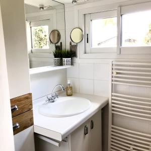 Et badeværelse på Charmante maison entre Marché et Tourelles