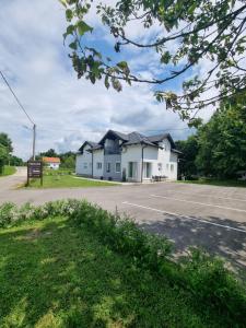 een gebouw met een parkeerplaats ervoor bij House Forest Queen in Smoljanac