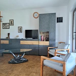 ein Wohnzimmer mit einem Tisch und einem TV in der Unterkunft Guest House Tanja in Babino Polje