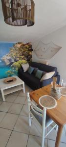 - un salon avec un canapé bleu et une table dans l'établissement Studio de la Baie, à Langueux
