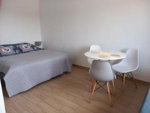 - une chambre avec un lit, une table et des chaises dans l'établissement U Rybaka, à Mielenko
