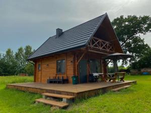 Cabaña de madera con terraza y mesa de picnic en Poleskie zacisze, domek na wyłączność , Wi - fi, Domek Czapla, 