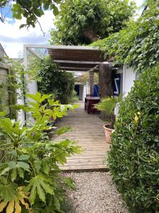 En have udenfor Charmante maison entre Marché et Tourelles