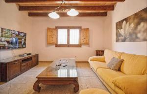 salon z kanapą i stolikiem kawowym w obiekcie Can Mascaro w Manacorze