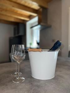 un recipiente blanco con un cuchillo y una copa de vino en Residenza Orchidee, en Costermano