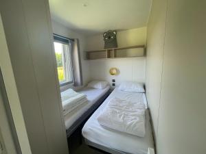 Postel nebo postele na pokoji v ubytování Lovely chalet in Schoonloo with patio