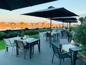 A restaurant or other place to eat at Merit Grand Mosta Spa Hotel & Casino