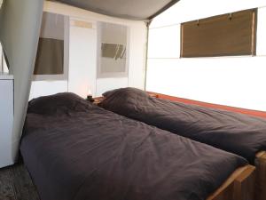 Ένα ή περισσότερα κρεβάτια σε δωμάτιο στο Safari Tent in Friesland near Nature