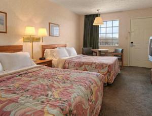 En eller flere senge i et værelse på Days Inn by Wyndham Joelton/Nashville