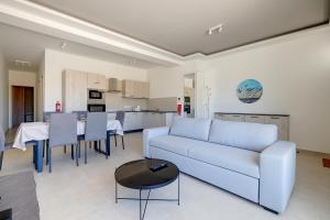 - un salon avec un canapé et une table dans l'établissement Luxury Maisonette in a Tranquil and Central Area, à San Ġiljan