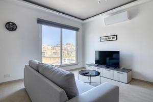 un soggiorno con divano e TV di Luxury Maisonette in a Tranquil and Central Area a San Giuliano