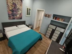 1 dormitorio con 1 cama con manta azul en La casa del Pumo en Brindisi