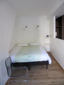 パリにあるVilla Censier - Apt 2/4 pers. Quartier Latinの小さなベッドルーム(ベッド1台、椅子付)
