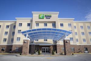 un edificio de oficinas con un cartel en la parte delantera en Holiday Inn Express and Suites Edwardsville, an IHG Hotel, en Edwardsville