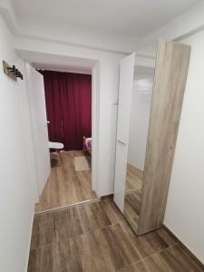una camera con pareti bianche e una porta scorrevole di Podinario a Soko Banja