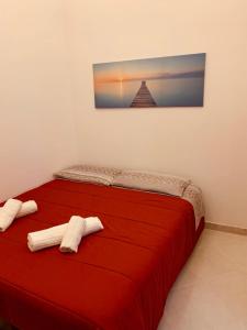 マルサラにあるCasa vacanze Misillaの赤いベッド(タオル2枚付)