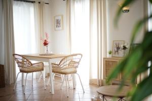Exklusives Apartment & Balkon في Unteraichen: غرفة طعام مع طاولة بيضاء وكراسي