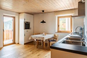Kuchyňa alebo kuchynka v ubytovaní Haflingerhof