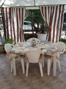 サン・ティジドーロにあるVilletta Il Pinoの傘下に座るテーブルと椅子