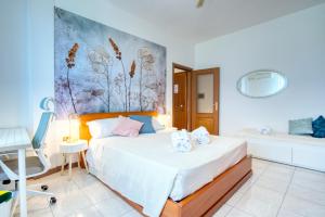 1 dormitorio con cama y escritorio en CaseOspitali - Casa Graziella a 5 min dal San Raffaele, en Milán