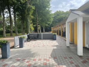 a patio with chairs and tables in a building at Motel Rovli in Skærbæk