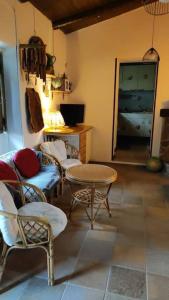 uma sala de estar com cadeiras, uma mesa e uma secretária em Le Terrazze di Gio em Sennori