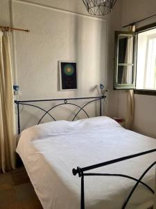 1 cama blanca en un dormitorio con ventana en Le Terrazze di Gio en Sennori