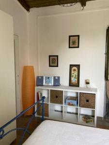 um quarto com uma cama e uma prateleira com itens em Le Terrazze di Gio em Sennori