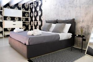 een slaapkamer met een bed met twee handdoeken erop bij Al Pozzillo casa vacanza SELF CHECK IN in Monreale