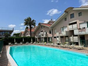 une piscine en face d'un bâtiment dans l'établissement Maison Chic Montenero Marina, à Marina di Montenero