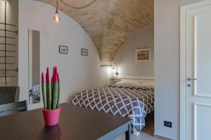 ein Schlafzimmer mit einem Bett und einem Tisch mit roten Kerzen in der Unterkunft Al Miracolo in Lanciano