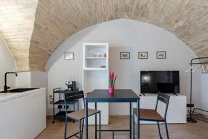 a kitchen and dining room with a table and chairs at Al Miracolo in Lanciano