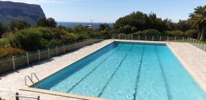 una grande piscina con acqua azzurra di Brises Marines par Dodo-à-Cassis a Cassis