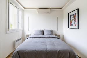 una camera da letto con un letto e una finestra di Brises Marines par Dodo-à-Cassis a Cassis Altre 15 foto