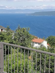 balcone con vista sull'oceano. di Matea a Plomin (Fianona)