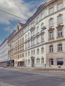 維也納的住宿－The 77 ALMA，街道边的白色大建筑