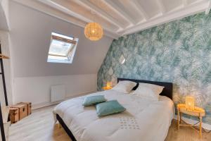 - une chambre avec un lit et 2 oreillers dans l'établissement L'OCTOPUS/Entièrement rénové, à Dieppe