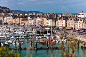 un groupe de bateaux amarrés dans un port avec des bâtiments dans l'établissement L'OCTOPUS/Entièrement rénové, à Dieppe