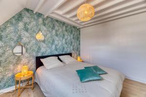 - une chambre avec un lit blanc et un mur vert dans l'établissement L'OCTOPUS/Entièrement rénové, à Dieppe