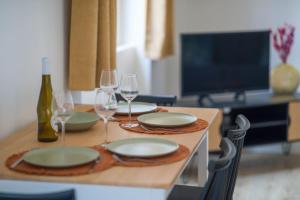 - une table avec des assiettes et des verres à vin dans l'établissement L'OCTOPUS/Entièrement rénové, à Dieppe