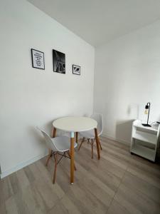 una mesa blanca y 2 sillas en una habitación en Liberty Apartment Studio en Buenos Aires