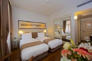 A bed or beds in a room at Taxim Lounge Hotel Special Category