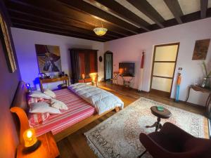Postel nebo postele na pokoji v ubytování chambre "suite parentale" Villa Hermès