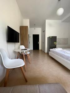 um quarto com uma cama, uma mesa e uma cadeira em Aparthotel Majak Shekvetili em Shekhvetili
