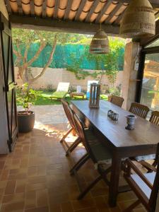 een houten tafel en stoelen op een patio bij Maison provençale in Six-Fours-les-Plages