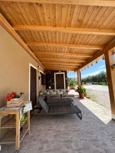 an outdoor patio with a wooden pergola at Il casale del Nonno Armando in Torrevecchia Teatina